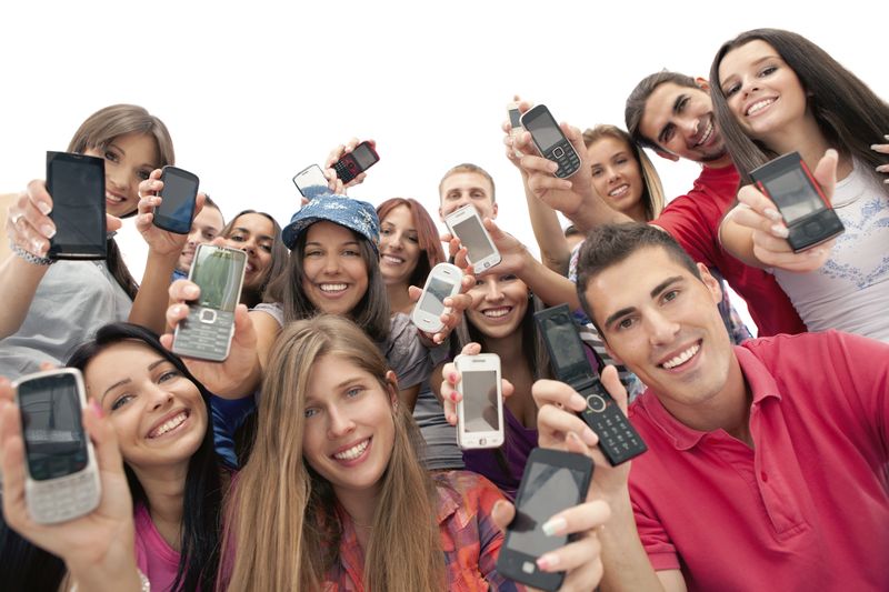 Jeunes souriants smartphone en main