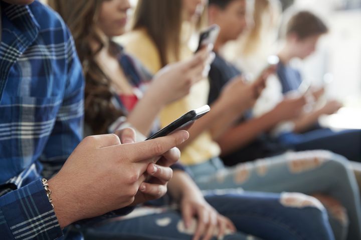 Jeunes manipulant des Smartphones
