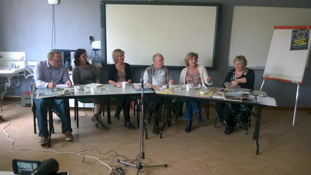 une Table Ronde propose un ensemble de regards croisés journalistes/enseignants une Table Ronde propose un ensemble de regards croisés journalistes/enseignants