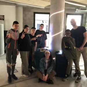 Jeunes posant dans une exposition
