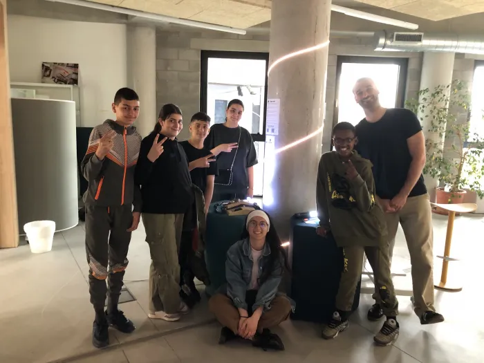 Jeunes posant dans une exposition